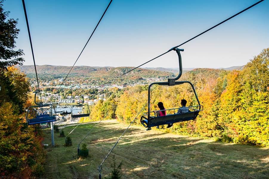 Discover fall at Sommet Saint-Sauveur by hiking or taking a ride on the chairlift.