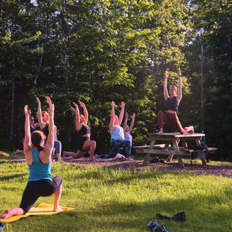 Sommet Saint Sauveur Randonnee Yoga Nature Amis Groupe Etirement
