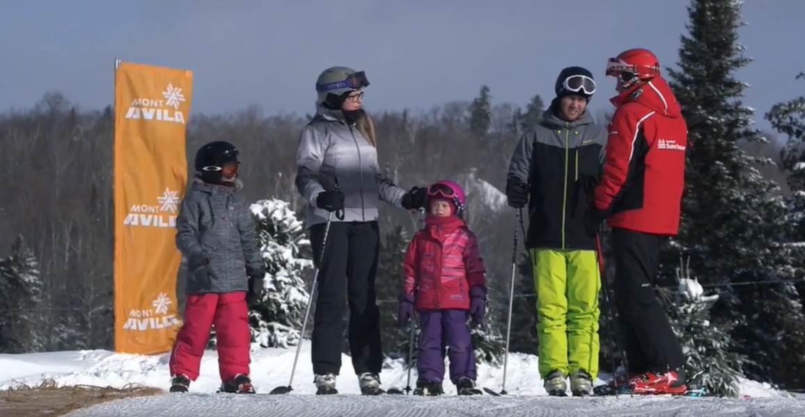 Une famille s'initie au ski