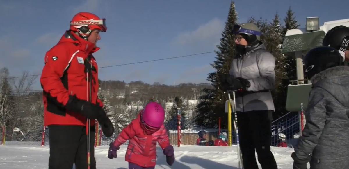 Vivez l'expérience d'une famille qui s'initie au ski
