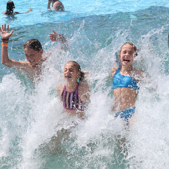 Sommet Saint Sauveur Piscine Vague Été Enfant Famille Fun