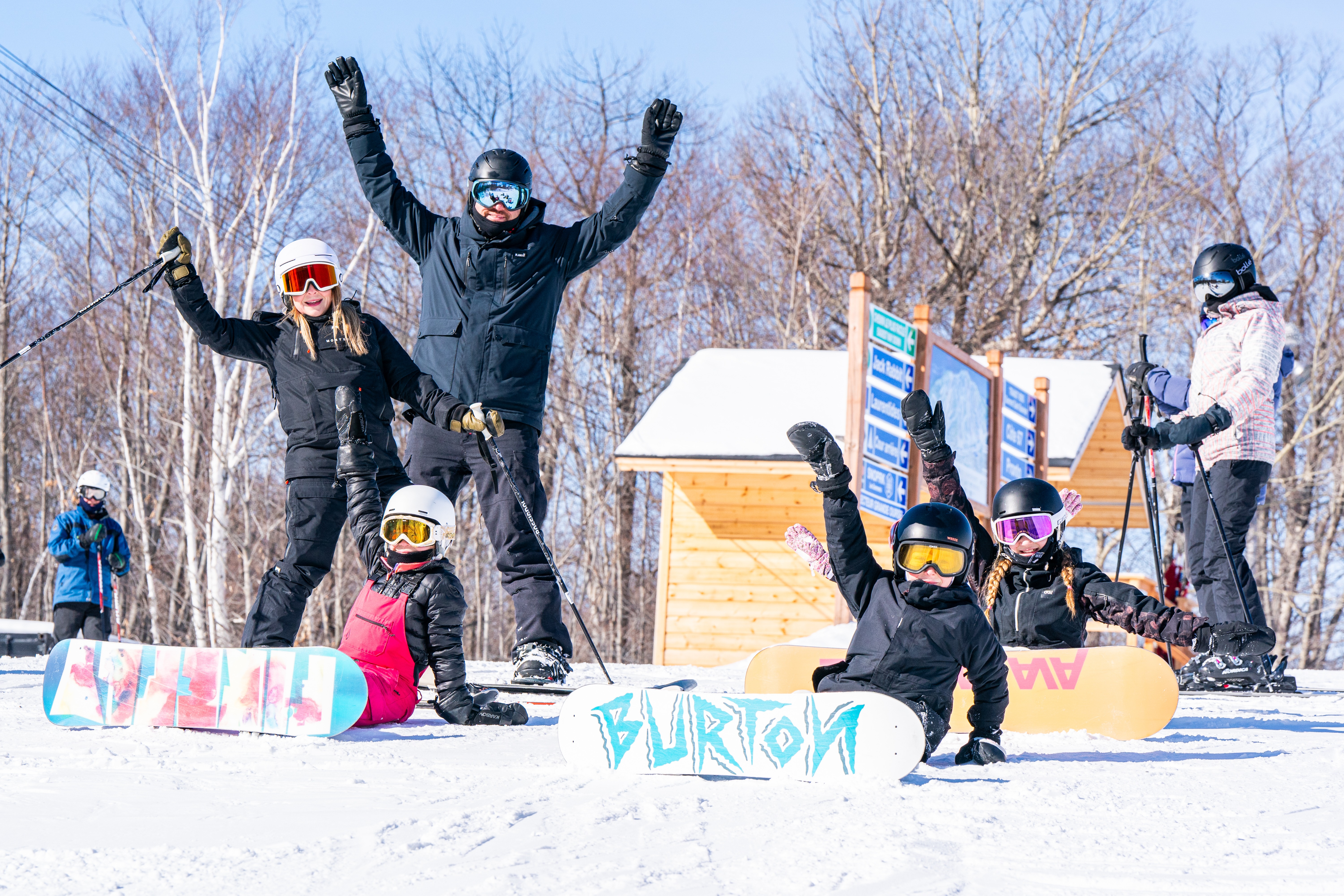 Sommet Saint Sauveur Famille Hiver Ski Planche Enfant Neige Sourire