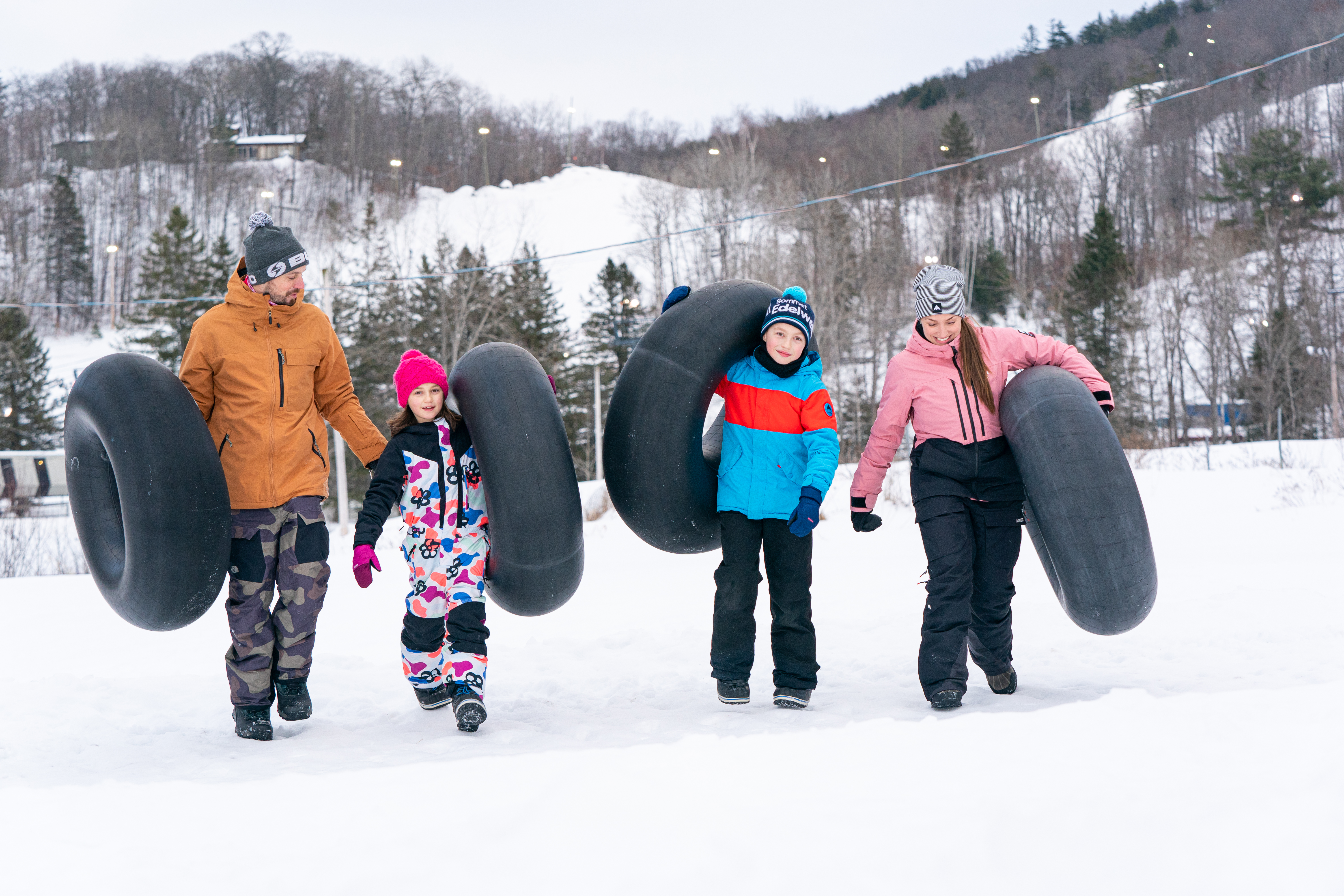 Sommet Edelweis Glissade Tube Famille Neige Activite