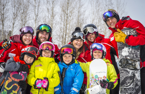 Certificat de niveau 1 de l’Alliance des moniteurs de ski du Canada ou de la PESA OU Certificat de niveau 1 de l’Association canadienne des moniteurs de snowboard ou de la PEPN