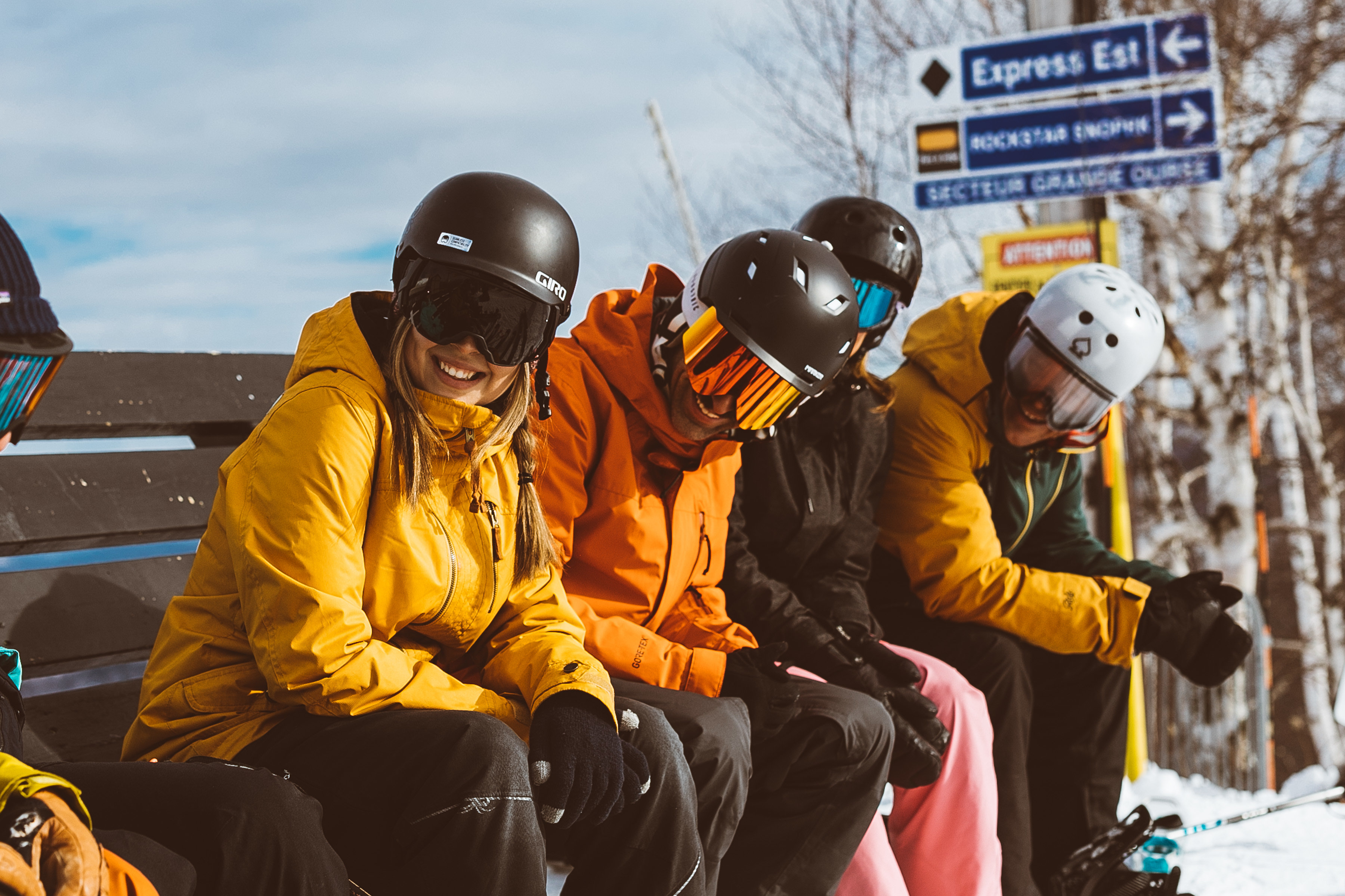 Versant Avila Snoprk Groupe Attente Pause Sourire Manteau Jaune
