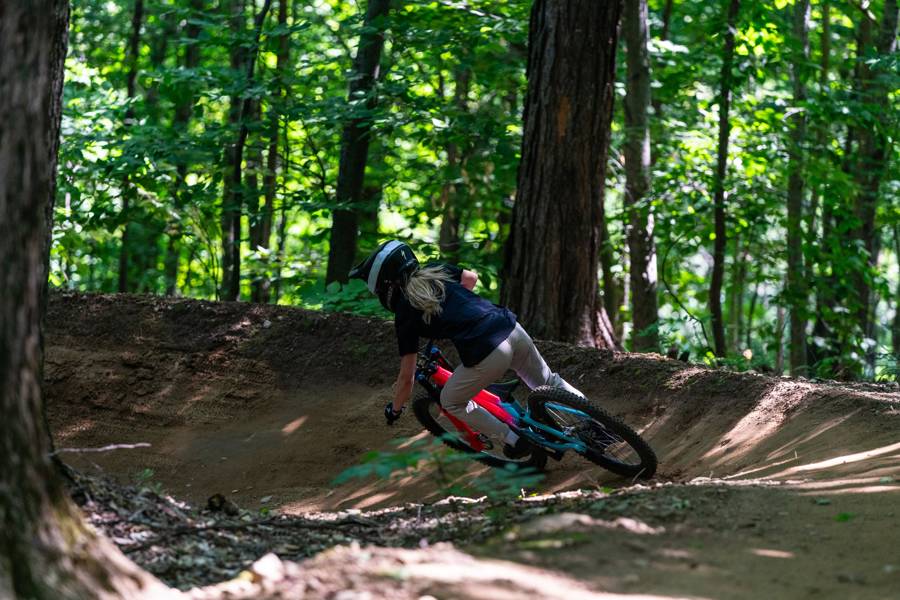 Sommet Saint Sauveur Versant Avila Fille Velo Jour Piste Montagne